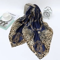 Blauer Satin-Schal mit Leopardenmuster und Goldketten an einer Handtasche - Navy Leopard Kette