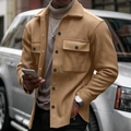 Dettaglio giacca color cammello con revers e tasche a patta con bottoni neri - Taglia S / Cammello