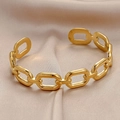 Poliertes goldenes Edelstahl-Kettenglied-Armband auf champagnerfarbenem Seidenhintergrund - Gold