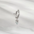 Elegante zilveren strik oorbel met een lichtblauwe hartvormige kristallen hanger - Licht Zeeblauw (1 Stuk)