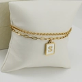 Pulsera de doble capa de acero inoxidable dorado con colgante de letra S en cojín blanco - Letra S