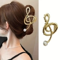 Pinza para el pelo dorada con forma de nota musical y perla, vista de modelo y producto - Dorado