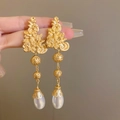 Detailansicht der Vintage-Goldohrringe mit Blumenrelief und hängenden Perlen - Vintage Blume Wassertropfen Perle Stil (16#)