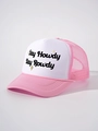 Detail van Say Howdy Stay Rowdy tekst en sterren op roze en witte mesh trucker pet - Roze & Wit