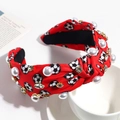 Détail du serre-tête rouge à motif football avec perles et strass sur une table - Rouge (Football)