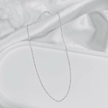 Gros plan élégant d'un collier chaîne O en argent sur un fond en soie blanche chic - Chaîne Vague d'Eau Argentée (45CM)