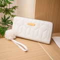 Weiße lange Brieftasche mit Stickerei, Steppmuster und flauschigem Pompon-Armband - Weiß