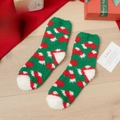 Dicke Korallenvlies-Weihnachtssocken in Grün mit festlichen rot-weißen Hutmustern - Einheitsgröße / Grün Weihnachtsmütze Muster