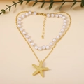 Detalle de un collar de doble capa con perlas blancas y un colgante de estrella de mar oro - Collar E-Doble Capa Perla Estrella de Mar