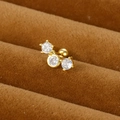 Clou de cartilage en acier doré avec trois zircons ronds et fermoir à boule vissée - Arc à 3 pierres / Or