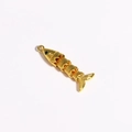 Vue détaillée d'un pendentif carpe koi articulé doré pour création de bijoux DIY - Breloque Petit Poisson Simple Dorée (Style 13)