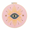 Kit de broderie d'œil stylisé terminé dans un cercle en bois sur tissu rose - Style Evil Eye Rose (A60024)