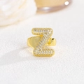 Macro dell'anello con lettera Z placcato in oro con zirconi cubici scintillanti - Lettera Z