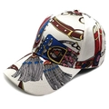 Damen Sommer Baseballkappe mit Blumenmuster, Retro-Satin-Design und gebogenem Schirm - M (56-58cm) / Gebrochenes Weiß