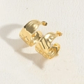 Orecchini a cerchio a C dorati con texture martellata ondulata e design minimalista - Oro 14K Irregolare