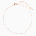 Detailopname van een gouden enkelbandje met vijf lichtblauwe klavertjes op wit decor - Armband / Goud