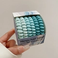 Nahaufnahme blauer Spiral-Haargummis mit Farbverlauf in einer Meeres-Designbox - 13# Cyan Serie