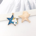 Dettaglio del ciondolo a stella con unicorno blu e base in metallo dorato per gioielli - Stella di Unicorno
