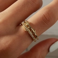 Set di anelli a cuore dorati minimalisti con pietre di zircone sulla mano - Aperto Regolabile / Oro