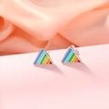 Regenbogenfarbene Dreieck-Ohrstecker auf elegantem rosa Satinhintergrund präsentiert - Dreieck-Stil (F1569-1)