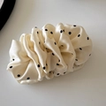 Elegante scrunchie in raso beige a pois neri con design plissettato effetto nuvola - Fermaglio a Banana / Beige a pois