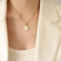 Minimalistische goldene Halskette mit Buchstabe O Muschel-Anhänger auf Creme Blazer - Buchstabe O (RP014)
