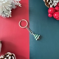 Porte-clés sapin de Noël avec ornements vert et blanc sur un fond festif rouge et vert - Sapin de Noël Style 1