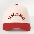 Retro tweekleurige honkbalpet met rood DRUNK-borduurwerk en verstelbare katoenband - Verstelbaar / Beige en Rood