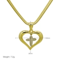 Detail der goldenen Herz-Halskette mit Kreuzanhänger und Maßen 30mm mal 36mm - Eingelegtes Kreuz Anhänger