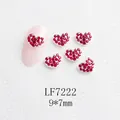 Bijou d'ongle cœur rouge avec micro-incrustation argentée de 9x7mm pour nail art - Cœur argenté strass rouge (LF7222)