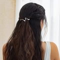 Fermaglio per capelli ondulato in metallo liquido argento su capelli scuri - 05 Clip a Rana-Linea Ondulata(0561) / Argento