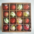 Détail de 16 boules de Noël rouges et vertes peintes à la main en boîte kraft - 6cm 16 Pièces Rouge & Vert