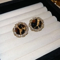 Gros plan de boucles d'oreilles léopard vintage avec halo de strass et base en métal doré - 47# Tige d'oreille en argent-Or-Rond
