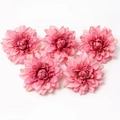 Cinco cabezas de dalia artificiales rosas dispuestas en forma de V sobre fondo blanco - #20 Dalia pequeña (Pack de 5)