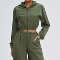 Legergroene zonwerende outdoor set met capuchonjack en bijpassende sportbroek - S / Cipresgroen