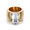 Breiter goldener Titanring mit einem großen rechteckigen klaren Kristallstein - US 7 / Klarer Edelsteinstil (KR34698-K)