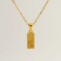 Collar dorado con colgante cuadrado de textura mate y letra inicial C en relieve - Letra C Dorada