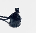 Pendentif cloche en métal noir avec relief d'aile d'aigle sur fond blanc - Noir (avec chaîne noire)