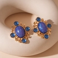 Nahaufnahme von Vintage-Emaillohrringen mit blauen Edelsteinen und goldenem Metallsockel - Blau Geometrisch Oval (Silbernadel)