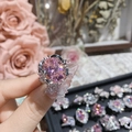 Nahaufnahme eines Rings mit rosa ovalem Kristall und silberner Schleife - Stil 0331-Großer Ovaler Rosa Edelstein