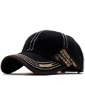 Gorra de béisbol de algodón negro con costuras blancas en contraste y detalle bordado - Negro
