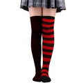 Détail de chaussettes hautes asymétriques rouge foncé et à rayures noires et rouges - Taille unique / Noir et Rayé Rouge et Noir / Yin Yang 11