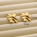 Macro detail of gold wave earrings with 3.1cm width and 3.6cm height measurements - R180 Wavy Quadrilateral / Gold