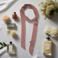 Elegante pañuelo estrecho de seda con estampado de pata de gallo rojo y blanco para bolso - Pata de Gallo Roja