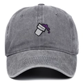 Detalle del bordado de taza morada en gorra de béisbol de algodón gris oscuro - Talla única / Gris
