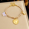 Nahaufnahme eines gewebten Armbands mit Herz- und Schmetterlingsanhängern auf Box - Herz Sonnenblume Schmetterling Stil (B1826)