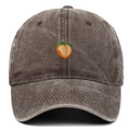 Detailaufnahme der Pfirsich-Stickerei auf einer grauen Vintage-Basecap aus Baumwolle - Kaffeebraun