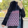 Primer plano del bolso tote de punto con diseño geométrico de rombos rojo blanco azul - Diamante Azul Marino