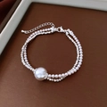 Vista detallada de pulsera de doble capa con perlas blancas grandes y cuentas de plata - Pulsera-Rosa