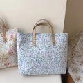 Dettaglio di borse tote in cotone floreale con manici in pelle e rivetti in metallo - Foglia Blu e Piccolo Fiore Viola